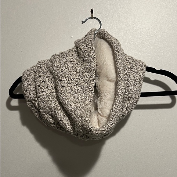 Eddie Bauer Accessories - Eddie Bauer Textured Knit Scarf in Gray